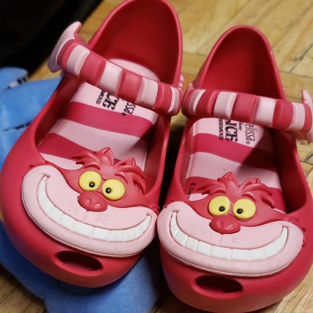 Disneys Cheshire cat Alice in wonderland size 6